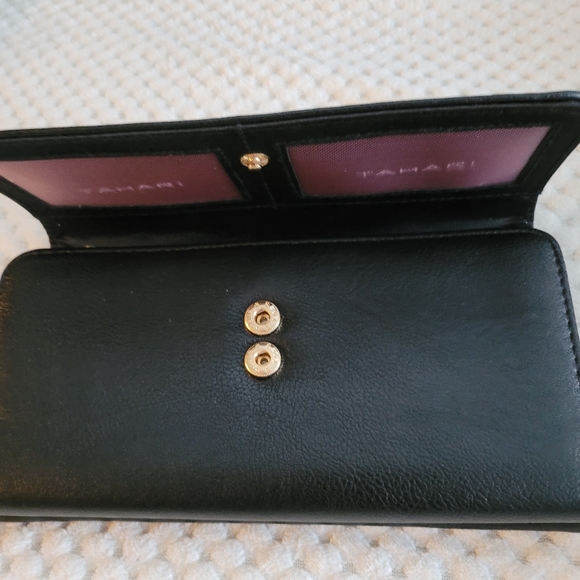 TAHARI RFID wallet brand new - Picture 4 of 6